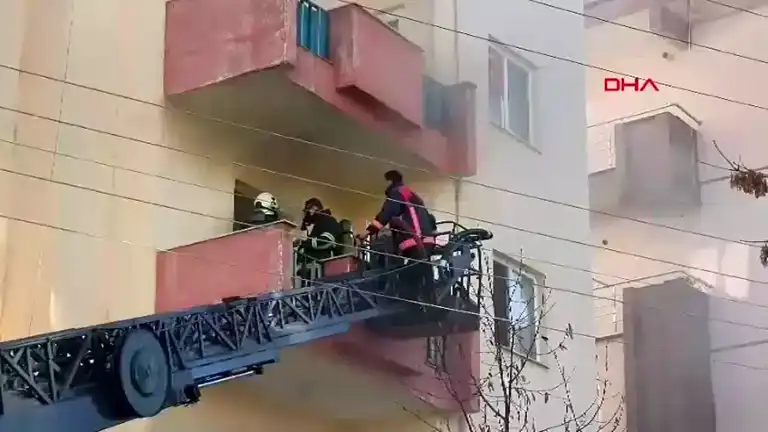 3 Yaşındaki Çocuk Yatak Yangınına Neden Oldu, 2 Yaralı