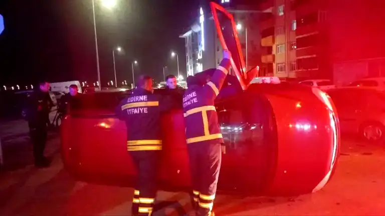 Edirne'de Otomobil Kazası: Araç Yan Yattı, Yaralı Yok