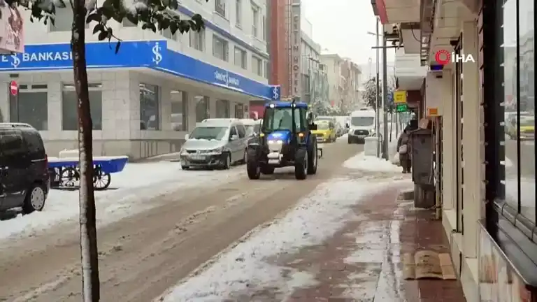 Keşan'da Kar Keyfi: Esnaf ve Aileler Beyaz Bürüdü!