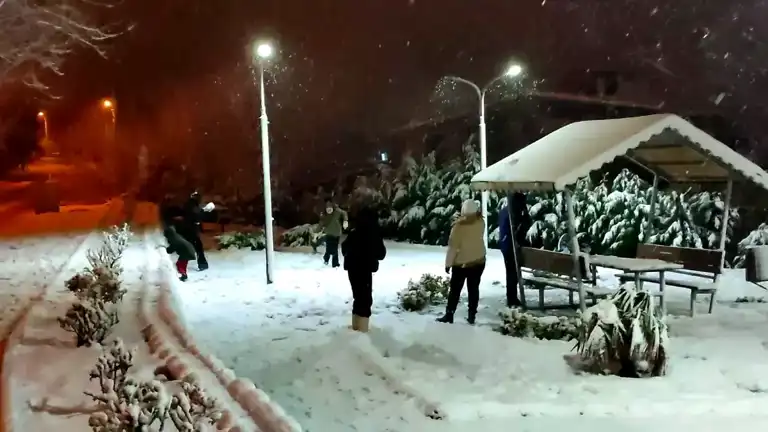 Keşan'da Kar Yağışı: Çocuklar Eğlenirken Sürücüler Sıkıntı Yaşadı
