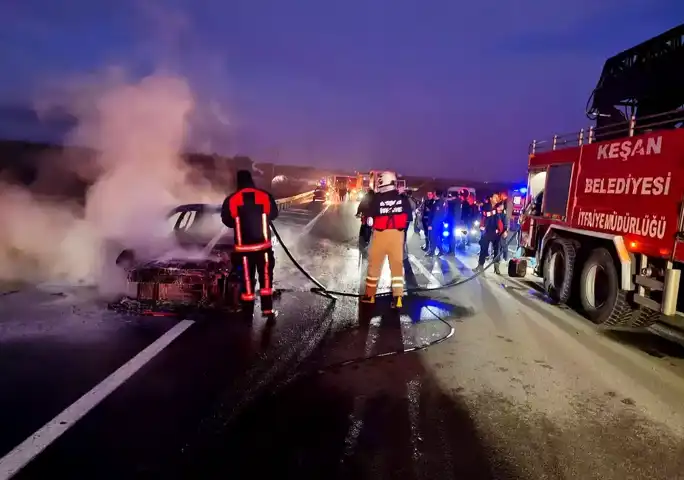 Keşan'da Otomobilde Motor Yangını!