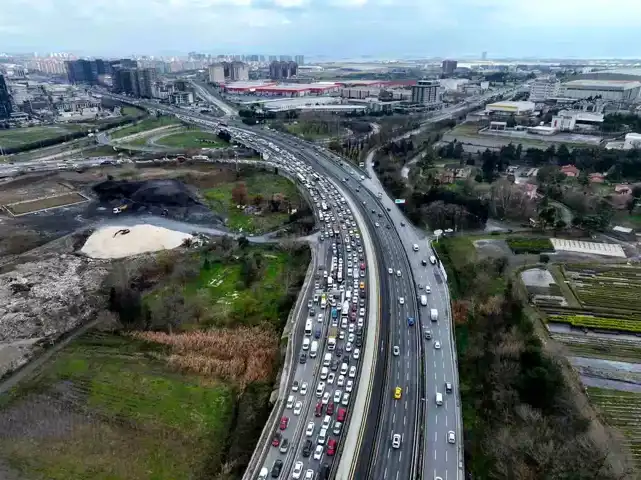 E-5'te Otomobil Yanınca Trafik Kilitlendi!