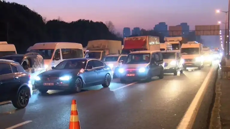 TEM Otoyolunda Büyük Kaza: Trafik Felç Oldu